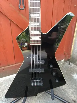 Черная электрическая бас-гитара DTB 400B Destroyer, отличительные формы корпуса, накладной гриф из розового дерева с инкрустацией в виде белого блока, средние лады