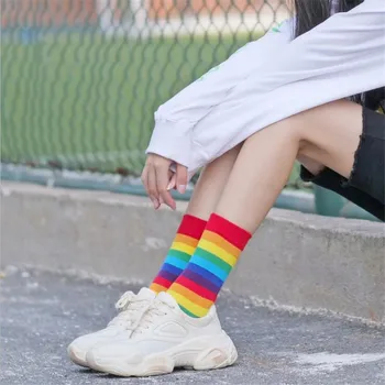 2020 Эластичные женские Высокие носки из хлопка с эффектом пота Ярких цветов, Радужные носки в полоску, Спортивная повседневная уличная одежда Meias, носки в стиле Харадзюку